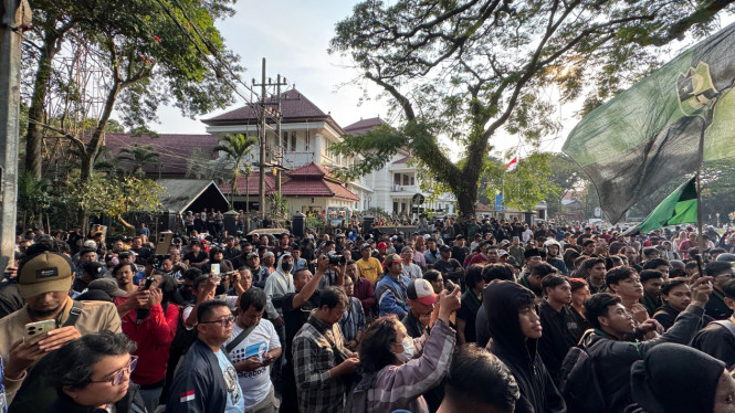 68b58f4f07e70-aksi-demonstrasi-berlangsung-kurang-dari-1-jam-depan-dprd-kota-malang-berjalan-damai_665_374