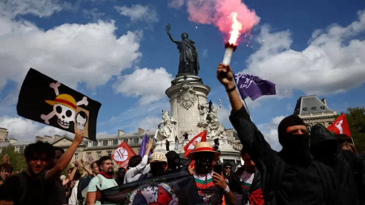 800000-demonstran-one-piece-akan-guncang-pemerintahan-presiden-macron