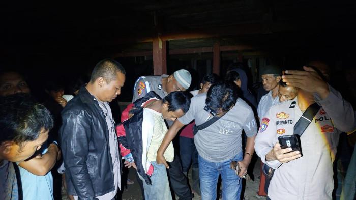 Anak Tega Tebas Ayah Saat Salat Magrib di Masjid Polewali Mandar