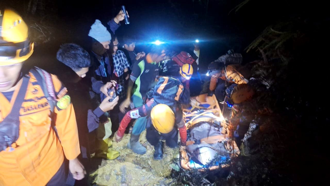 Enam Remaja Terjebak di Air Terjun