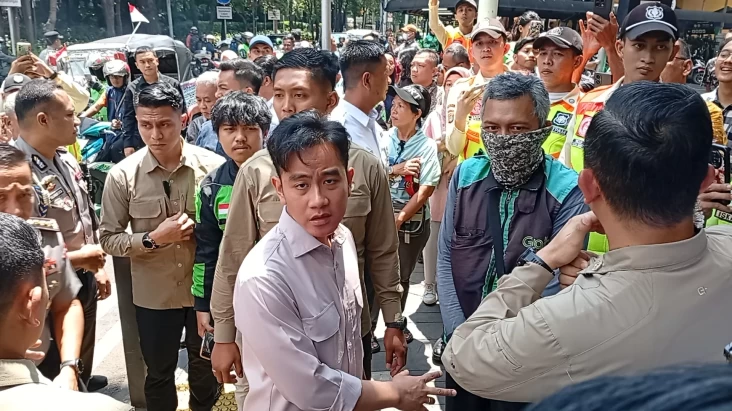Gibran Bagikan Sembako ke Ojol dan Warga di Gondangdia