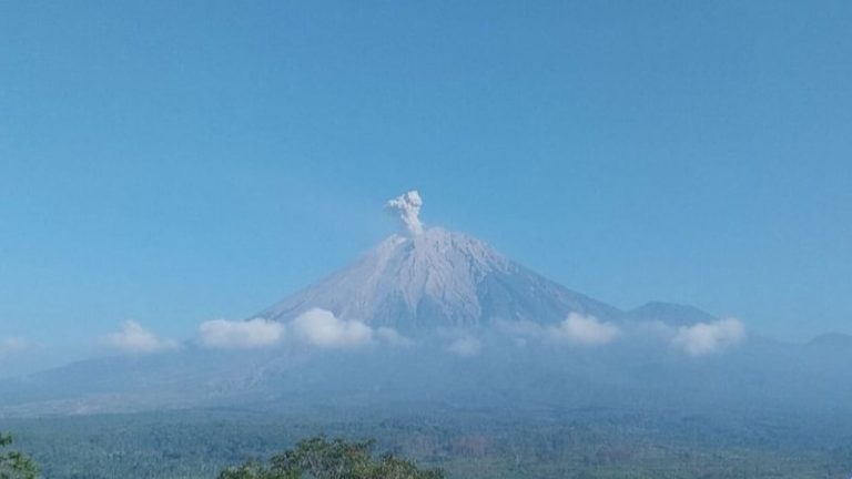 Gunung Semeru Erupsi Lagi