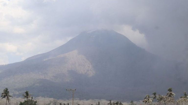 Hujan Guyur Puncak Lewotobi, Ancaman Lahar Intai Warga