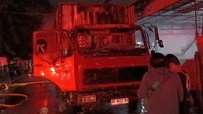 KEBAKARAN-TRUK-TRAILER-Kebakaran-terjadi-di-Jalan-Agung-Barat-5-RT-14-RW-10-K