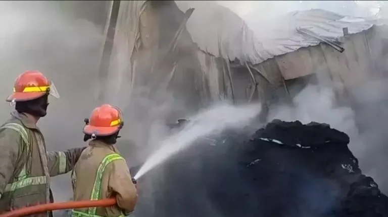 Kebakaran Usaha Ban Bekas di Jombang