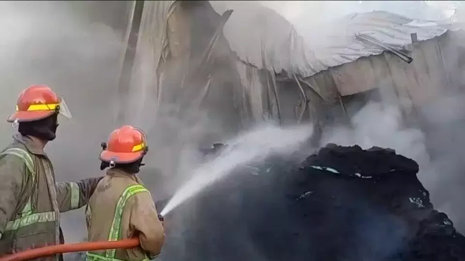 Kebakaran Usaha Ban Bekas di Jombang