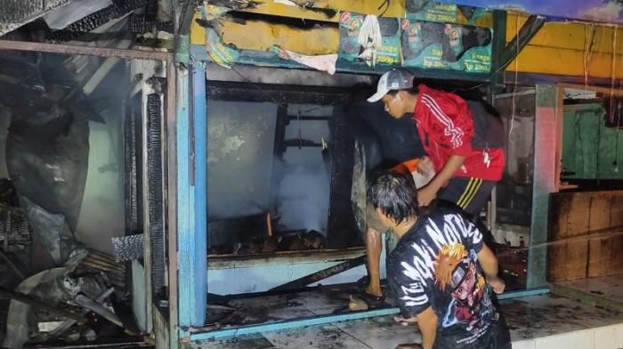 Kebakaran-terjadi-di-Jalan-Sensus-RT0104-Kelurahan-Bidara-Cina