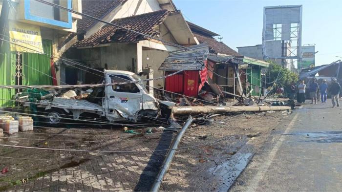 Kendaraan-yang-terlibat-kecelakaan-di-Pasuruan
