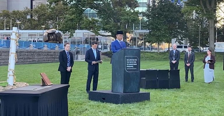 Menlu Sugiono Teken Deklarasi Perlindungan Personel Kemanusiaan