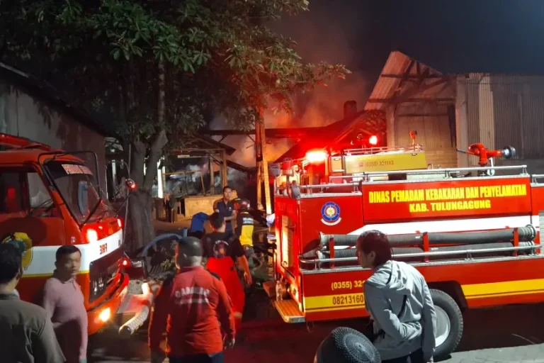Pabrik Gula Merah di Tulungagung Terbakar, Kerugian Rp70 Juta