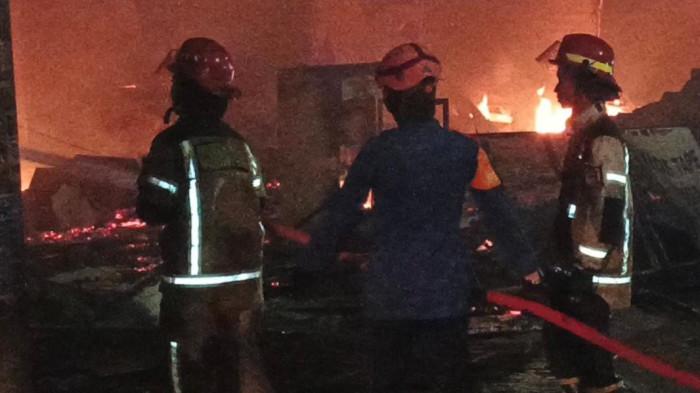 Petugas-damkar-berjibaku-memadamkan-api-yang-melalap-kios