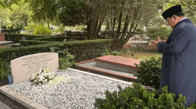 Prabowo Ziarah ke Makam Kakek-Neneknya di Belanda