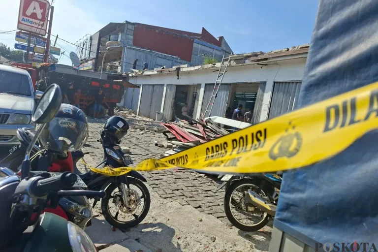 Tembok Minimarket di Depok Ambruk