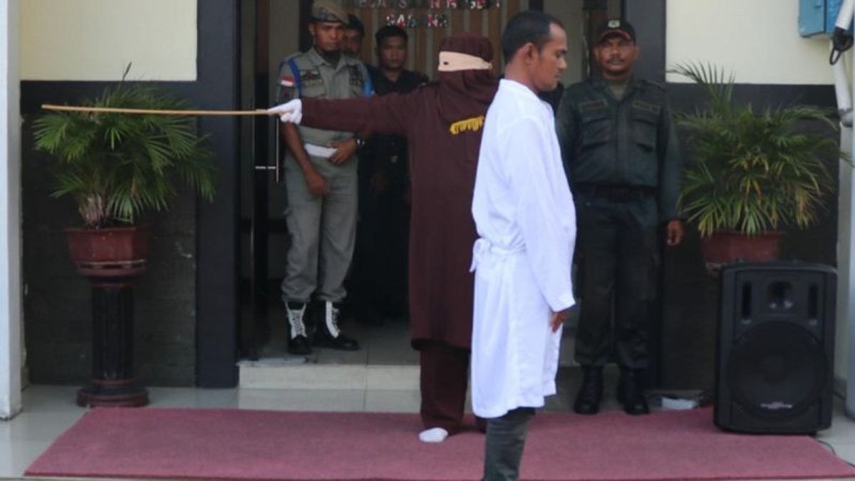 Tiga Terpidana Maisir Dicambuk di Sabang