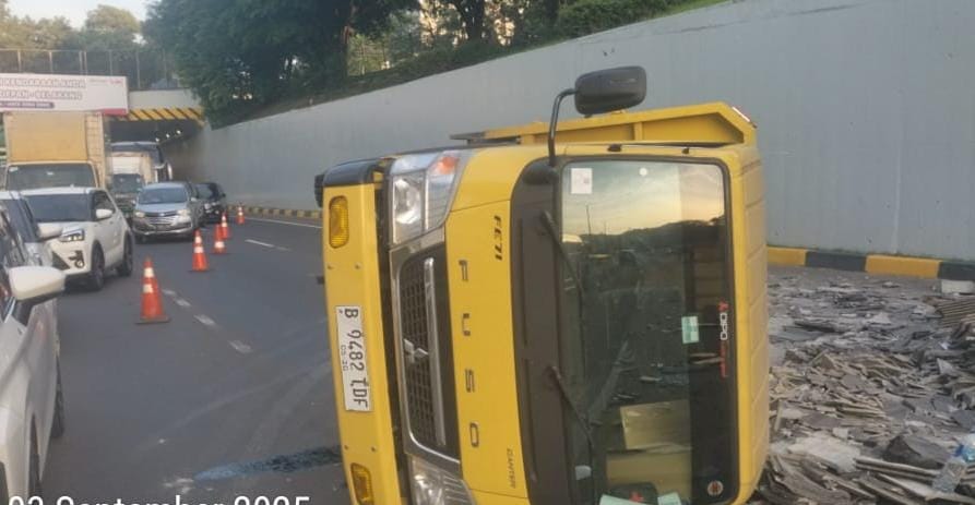 Truk Muatan Keramik Terbalik di Tol JORR, Lalin Tersendat