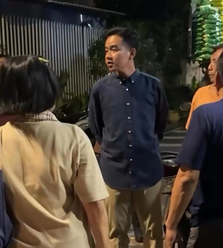 Wakil Presiden Gibran Rakabuming berdialogb dengan warga