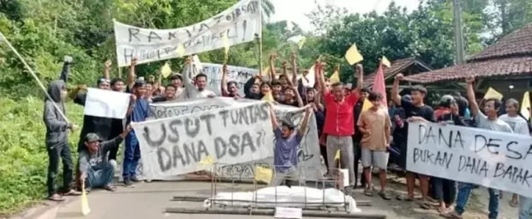 Warga Pasindangan Demo Tuntut Transparansi Dana Desa