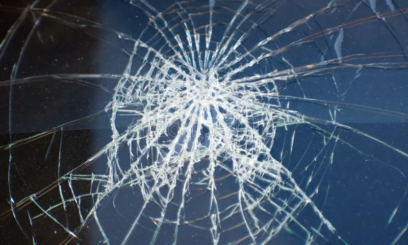 accident-broken-glass-car-43199980