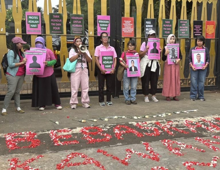 aliansi_perempuan_gelar_tabur_bunga_di_polda_metro