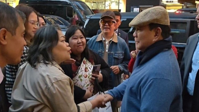 bergaya-kasual-prabowo-sapa-diaspora-di-depan-hotel-tempat-menginap