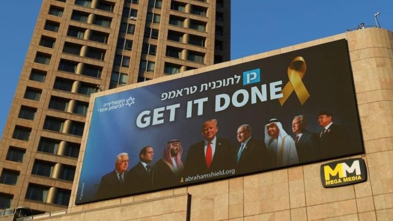 billboard-yang-menampilkan-presiden-indonesia-prabowo-subianto-bersama-para-pemimpin-as-israel-dan-arab-dipajang-di-tel-aviv