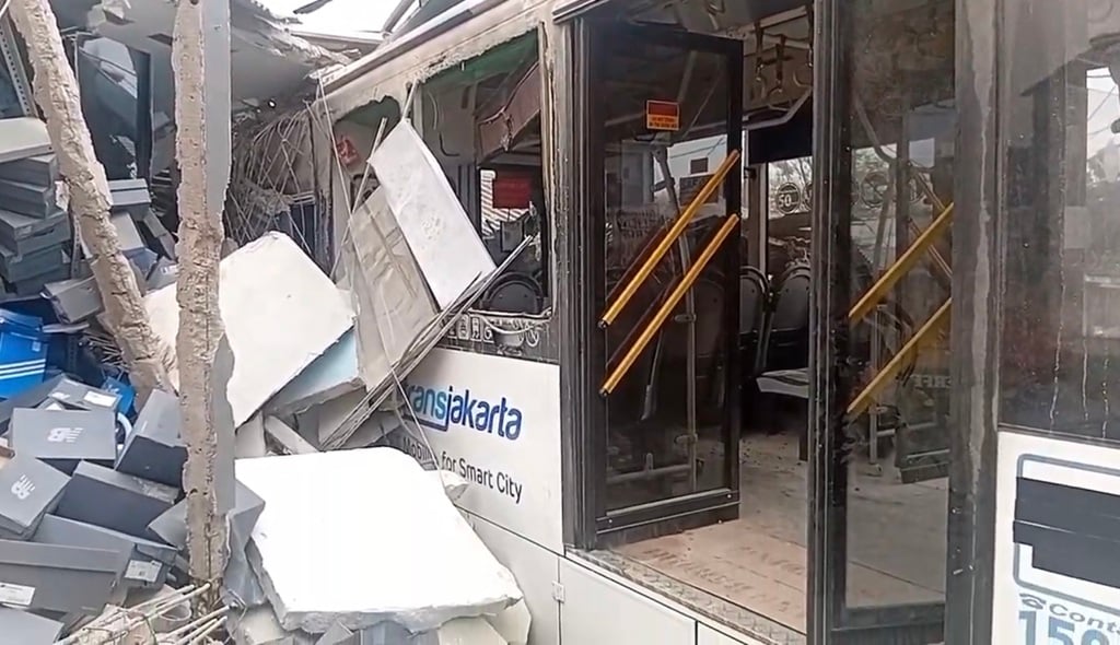 bus_transjakarta_tabrak_ruko_di_pulogebang