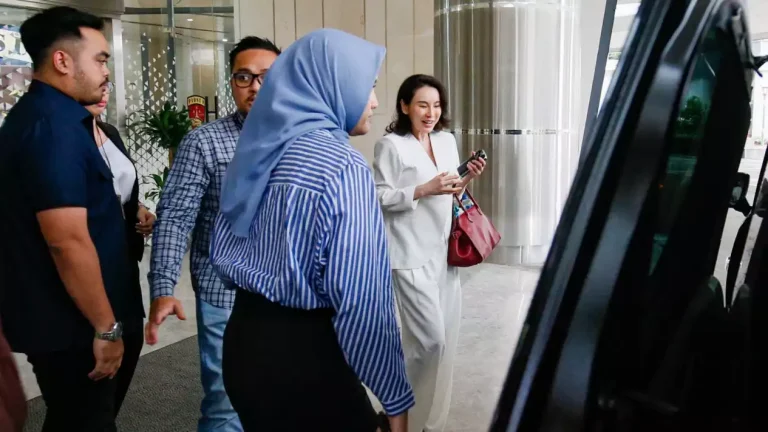 fitria-yusuf-keluar-dari-gedung-kejaksaan-agung-kejagung