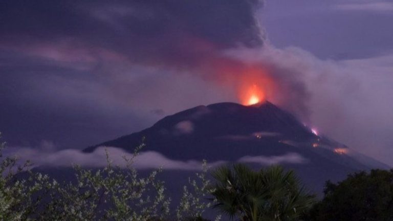 gunung-api-ile-lewotolok-mengalami-erupsi
