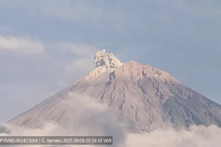 gunung-semeru-7-kali-erupsi-pagi-ini