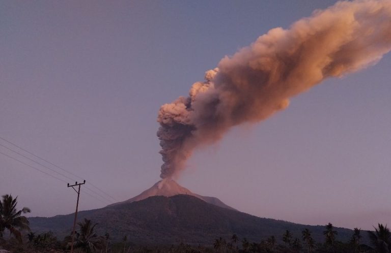 gunung_lewotobi_laki_laki_erupsi