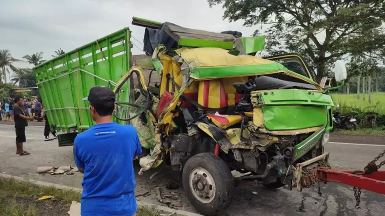 kecelakaan-truk-di-jalur-deandels-purworejo