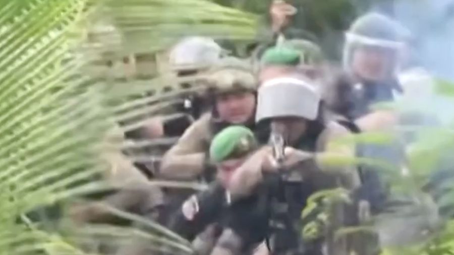 ketegangan-kembali-meningkat-di-perbatasan-thailandkamboja-setelah-polisi-thailand-menembakkan-gas-air-mata-dan-peluru