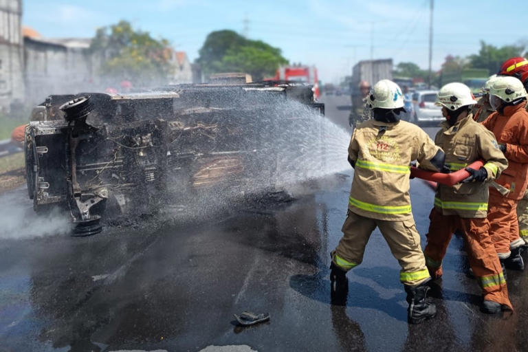 mobil terbakar