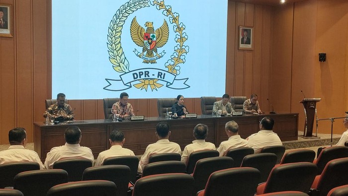 perwakilan-massa-buruh-yang-berdemo-di-dpr-diterima-puan