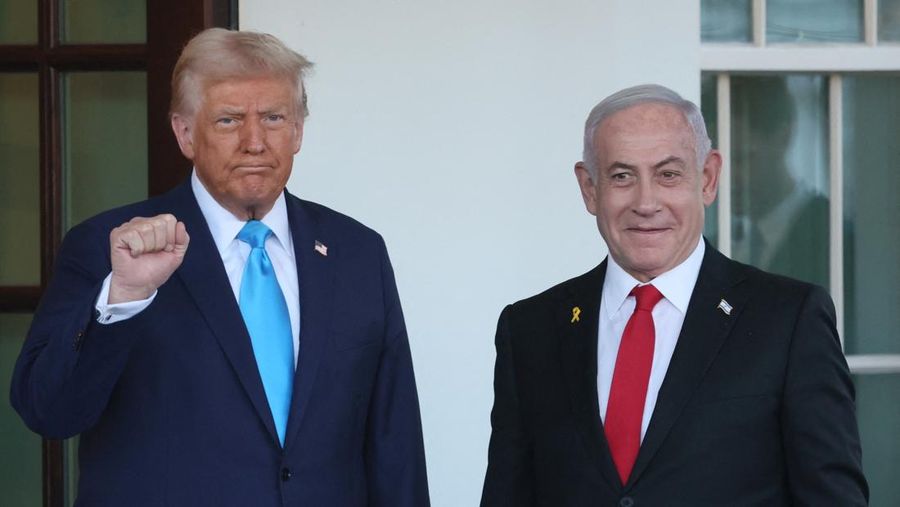 presiden-as-donald-trump-menyambut-perdana-menteri-israel-benjamin-netanyahu-di-pintu-masuk-gedung-putih-di-washington-as-4-fe_169