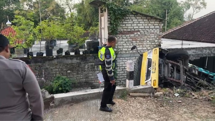 truk-terguling-timpa-rumah-warga-di-bangkalan