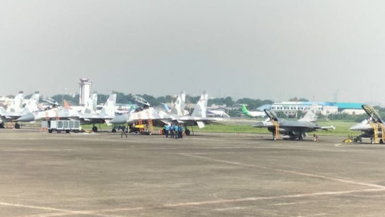 68dc9ab2c7d5c-spektakuler-156-pesawat-tempur-tni-au-bersiap-tunjukkan-manuver-perang-di-langit-monas-hut-ke-80-tni