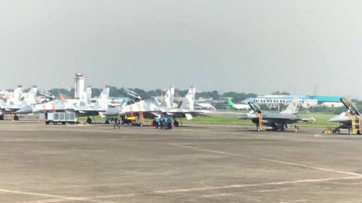 68dc9ab2c7d5c-spektakuler-156-pesawat-tempur-tni-au-bersiap-tunjukkan-manuver-perang-di-langit-monas-hut-ke-80-tni