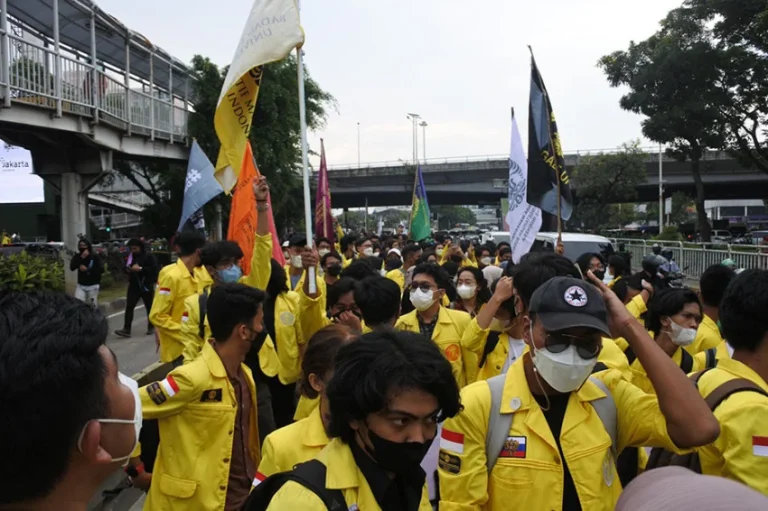 BEM UI Gelar Rapat Dengar Pendapat Warga di Depan DPR
