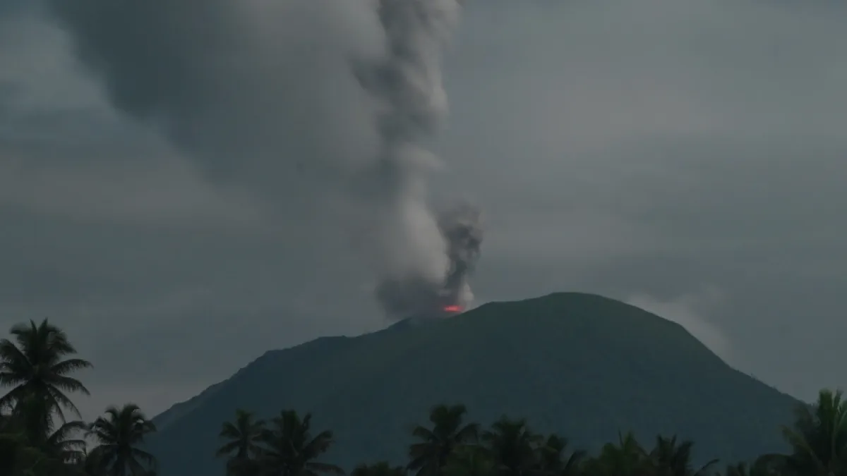 Gunung Ibu Meletus, Kolom Abu Mengarah ke Barat