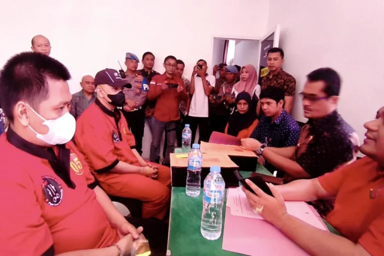 Polisi-Serahkan-Dua-Tersangka-Kasus-Dugaan-Pembunuhan-Brigadir-Nurhadi-ke-Kejaksaan-1Dua Atasan Brigadir Nurhadi Resmi Dilimpahkan ke Kejaksaan024x682