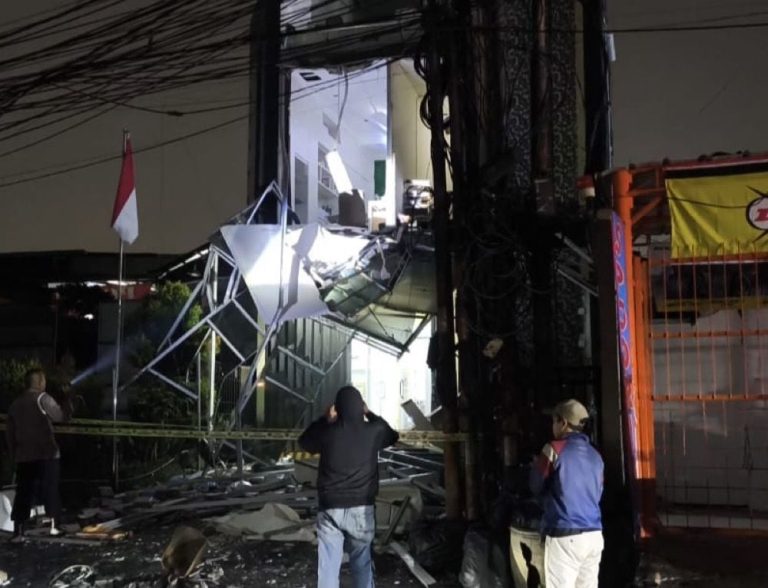 bangunan_di_pondok_aren_tangsel_hancur_ledakan