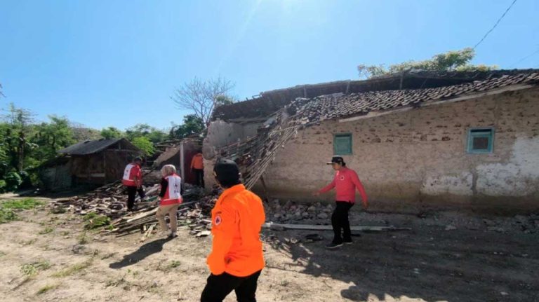 dokumen-petugas-bpbd-kabupaten-sumenep-meninjau