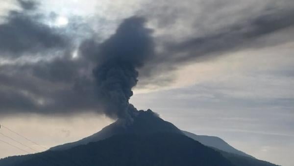 gunung_lewotobi_laki_laki_erupsi