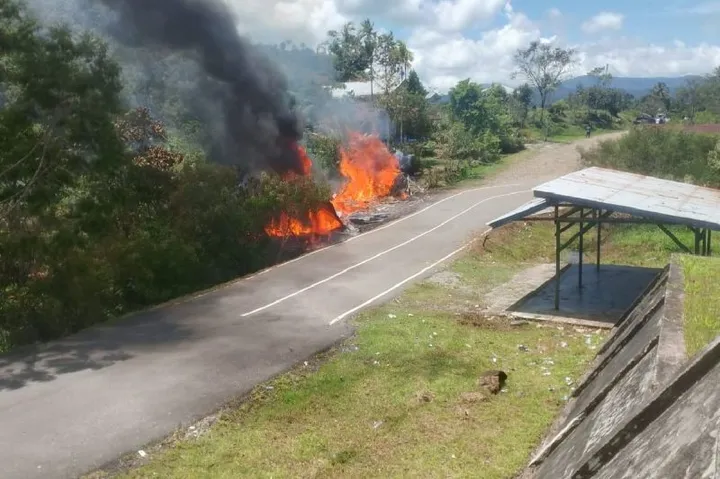 image_bank_2025_10_03_220104.413-jelang-perdamaian-kericuhan-yalimo-kembali-pecah-wagub-papua-pegunungan-terjebak-protes-warga-1