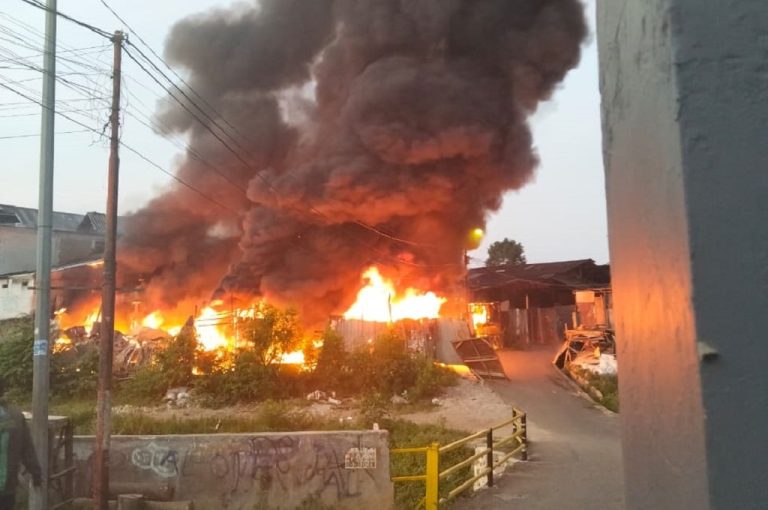 kebakaran_terjadi_di_pondok_kelapa_jakarta_timur