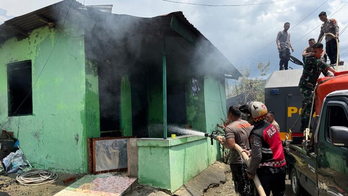 polri-mengerahkan-water-canon-untuk-bantu-padamkan-api-di-kodam-lama-jayapura