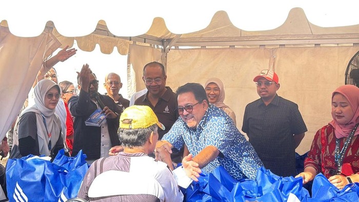 rano-karno-menggratiskan-2000-paket-sembako-di-kampung-bandan-jakarta