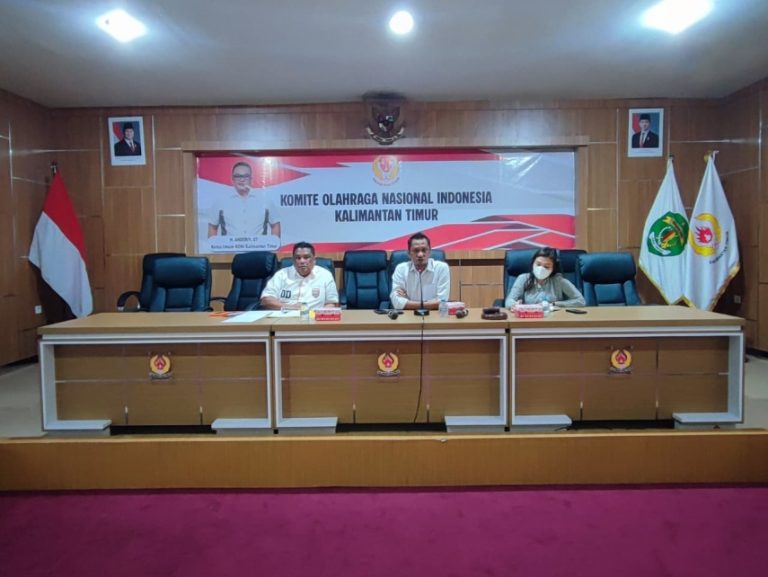 ketua-panitia-pelaksana-nidya-listiono-saat-menjelaskan-alasan-pelantikan-pengurus-koni-kaltim-diundur-istimewa-6a4e319c7c9ae